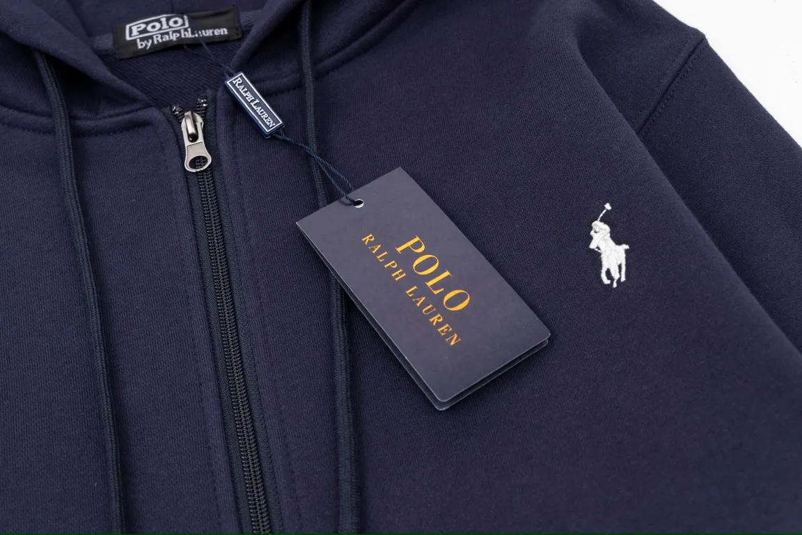 P240 Style No.: Y055 Ralph Lauren/Ralph Lauren pony embroidered zipper cardigan hooded sweatshirt. A one-of-a-kind sweatshirt for autumn and winter is here. You can wear it casually no matter how you wear it! ! This hooded sweatshirt is decorated with the simple style that represents Ralph Lauren and is paired with a pony embroidery pattern, which is three-dimensional and full! The solid color fabric paired with exquisite embroidery instantly sets it off! Hooded sports design, loose and casual fit! The overall texture is very strong! Through the pictures, we can feel the thickness and texture of custom-woven and dyed threads. The workmanship is exquisite. They are shipped from major foreign trade factories. They are all made by masters with many years of experience. Everything is of high standards and requirements! Simple and versatile model ~ Made of imported pique cotton fabric, which is super delicate and soft, close to the body without being tied. All fabrics and accessories are original custom-made and of high quality! Perfectly reflects the brand’s sense of superiority! Standard cut, comfortable stretch, unrestricted movement! Highly practical, high-end and classy! Versatile style ~ can be paired with jeans or jogging pants. Ideal for transitioning from your morning commute to weekend events! Tag, hanging particles, washed, packaging bag, full set of accessories, very good-looking, super exquisite workmanship, size: S-XL, color: navy, black, gray